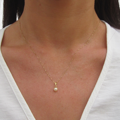 Colgante de perla natural en forma de gota en oro amarillo de 18 quilates