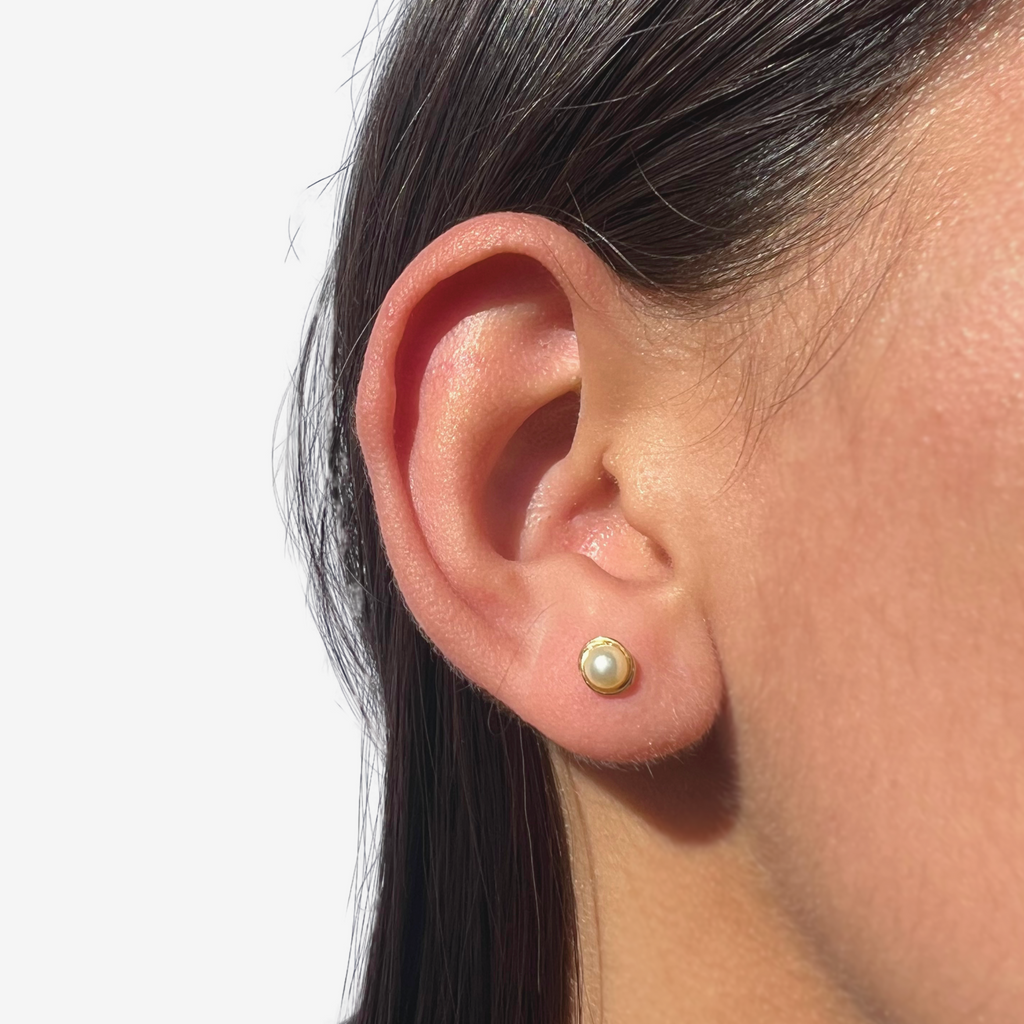 Pendiente de perla natural rococó de oro amarillo de 18 quilates de 4 mm