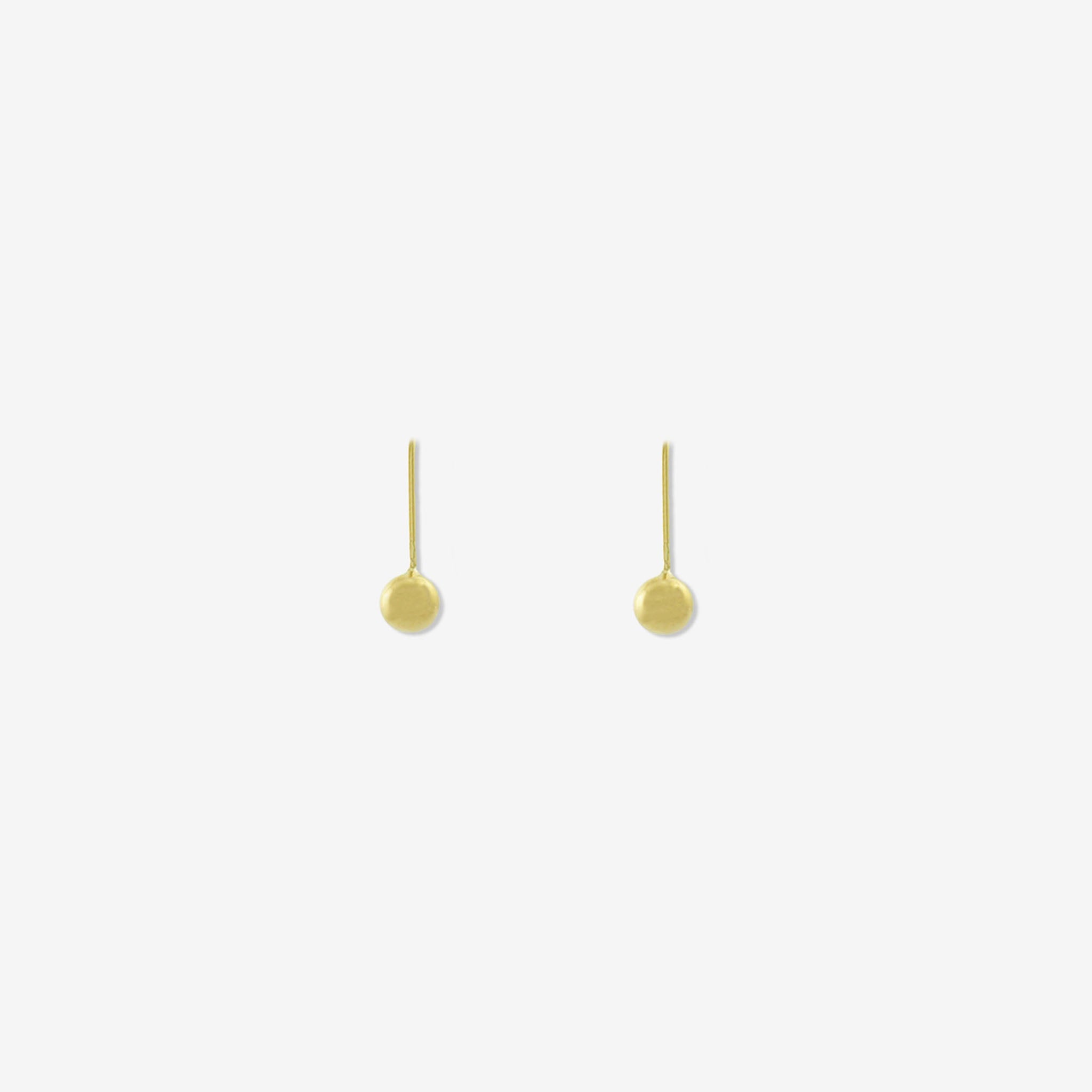 Pendiente con gancho y esfera de 4 mm en oro amarillo de 18 quilates