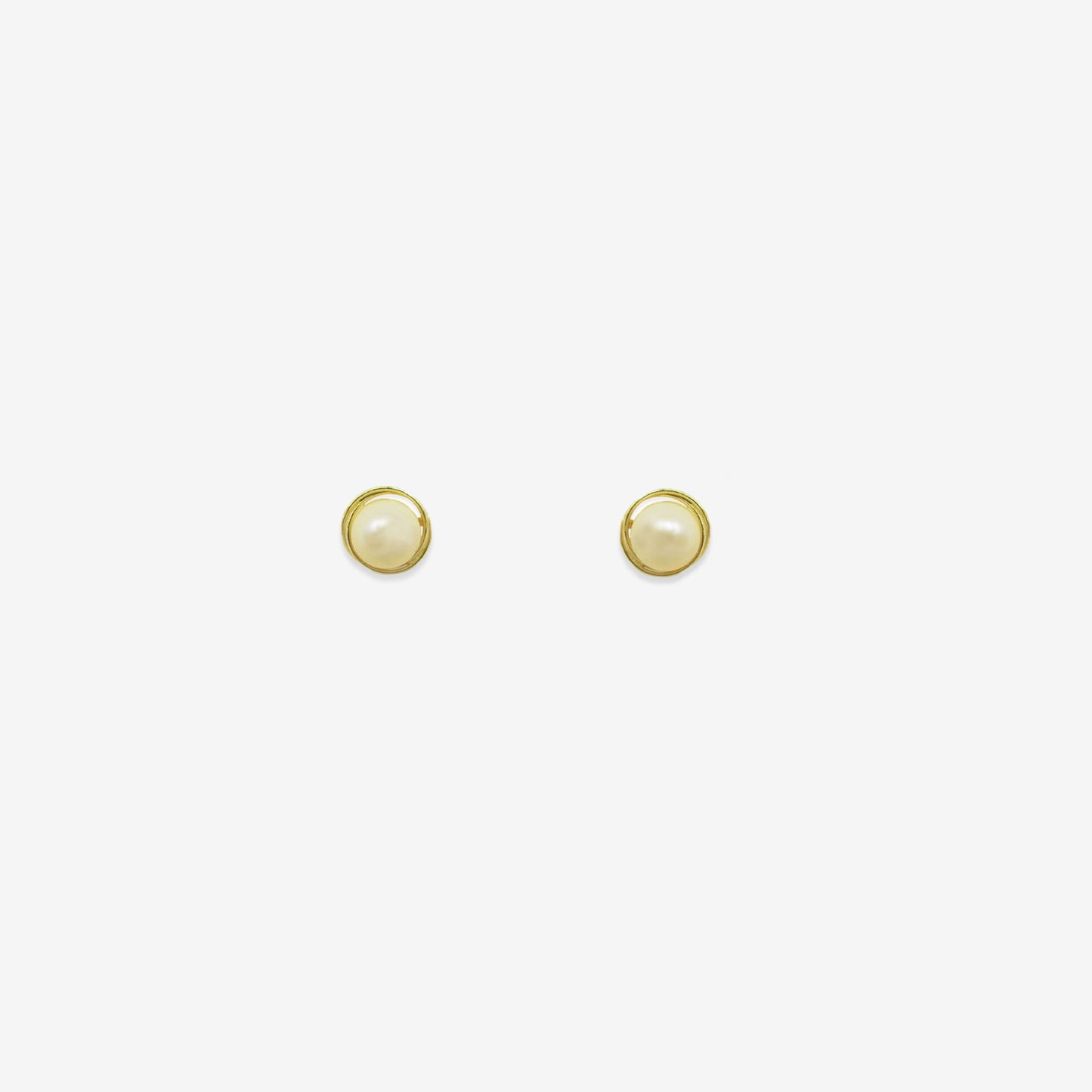 Pendiente de perla natural rococó de oro amarillo de 18 quilates de 4 mm